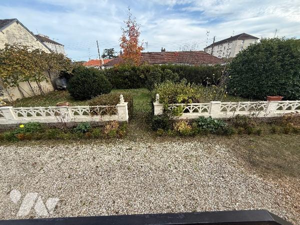 Belle maison bourgeoise comprenant 5 chambres, salon-salle-à manger, garage double, grand jardin