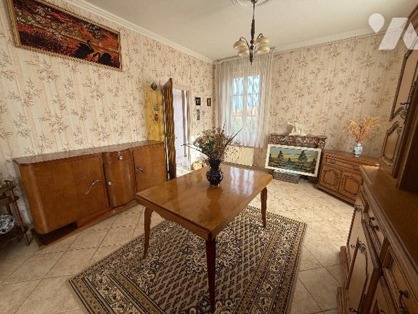 Belle maison bourgeoise comprenant 5 chambres, salon-salle-à manger, garage double, grand jardin