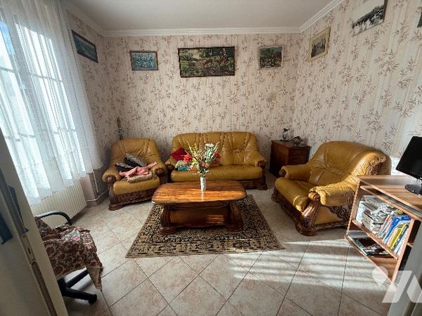 Belle maison bourgeoise comprenant 5 chambres, salon-salle-à manger, garage double, grand jardin