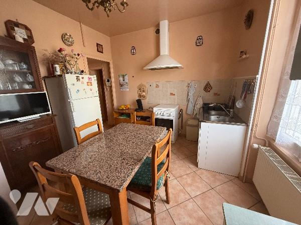 Belle maison bourgeoise comprenant 5 chambres, salon-salle-à manger, garage double, grand jardin