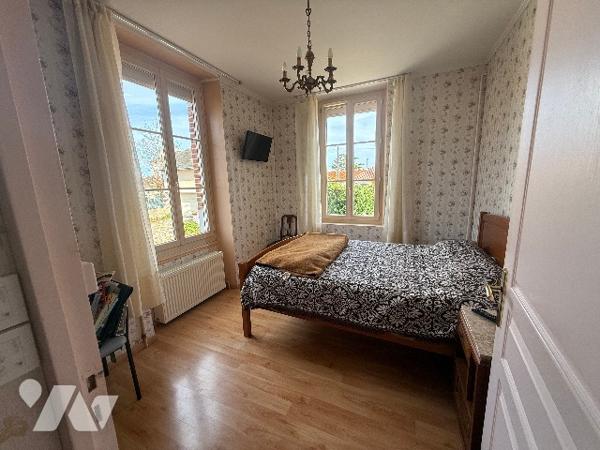 Belle maison bourgeoise comprenant 5 chambres, salon-salle-à manger, garage double, grand jardin