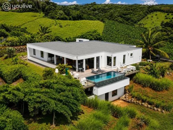 Villa – 6 pièces – 436m2- terrain 3500m2- Le Marigot Martinique