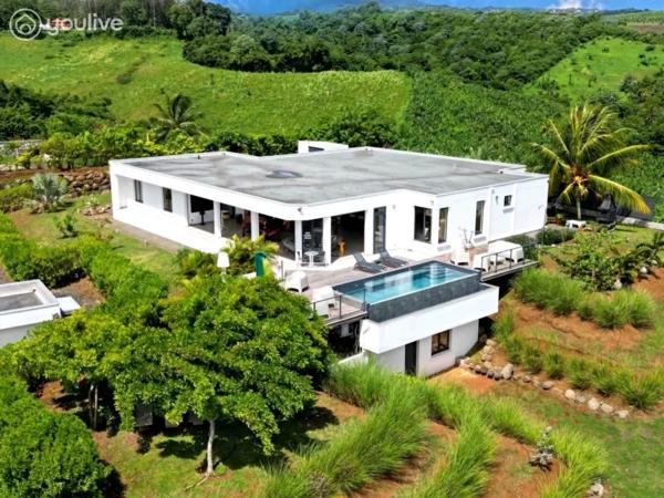 Villa – 6 pièces – 436m2- terrain 3500m2- Le Marigot Martinique