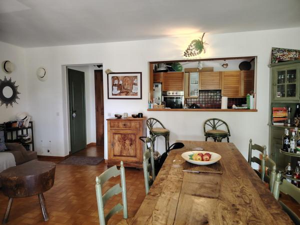 MAZET VUE MER DANS UN ECRIN DE VERDURE