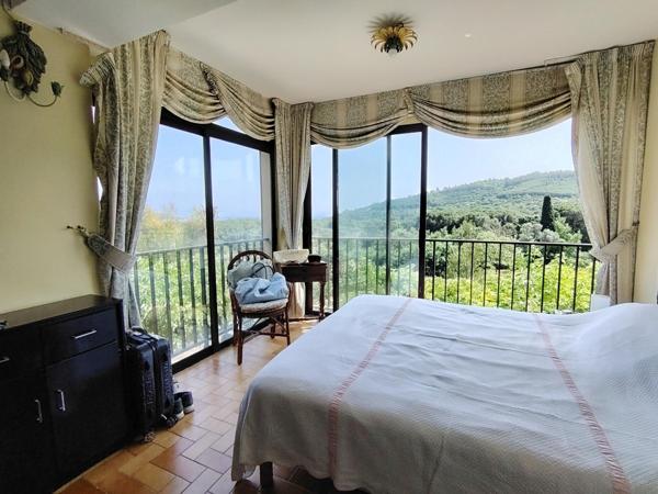 MAZET VUE MER DANS UN ECRIN DE VERDURE