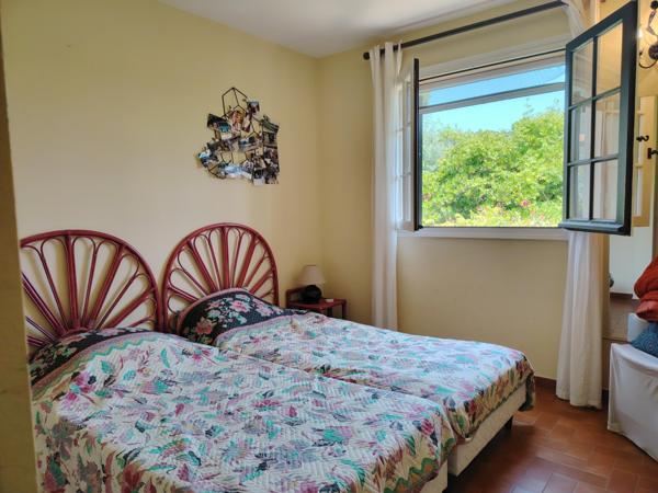 MAZET VUE MER DANS UN ECRIN DE VERDURE