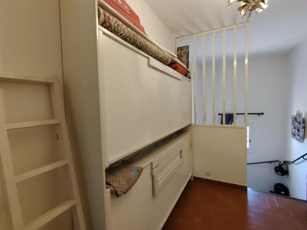 MAZET VUE MER DANS UN ECRIN DE VERDURE