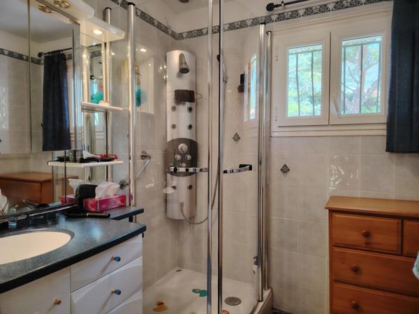 MAZET VUE MER DANS UN ECRIN DE VERDURE