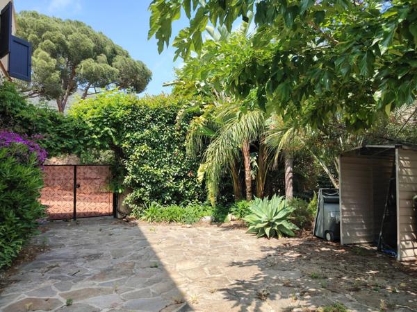 MAZET VUE MER DANS UN ECRIN DE VERDURE