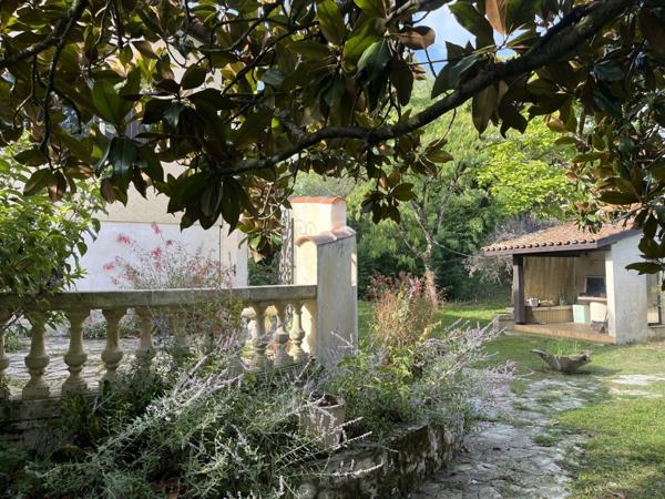 Maison à vendre 5 pièces aux portes de CHALAIS (16) avec grand jardin arboré clos et verger.