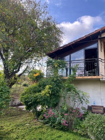 Maison à vendre 5 pièces aux portes de CHALAIS (16) avec grand jardin arboré clos et verger.
