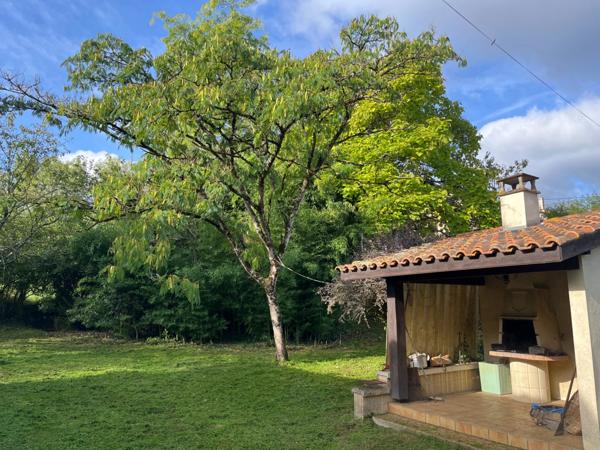 Maison à vendre 5 pièces aux portes de CHALAIS (16) avec grand jardin arboré clos et verger.