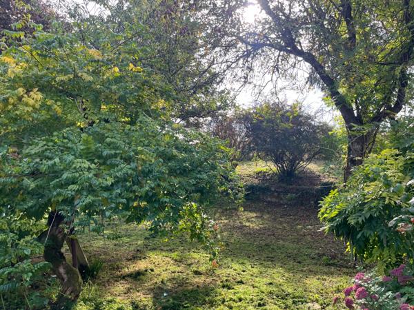 Maison à vendre 5 pièces aux portes de CHALAIS (16) avec grand jardin arboré clos et verger.