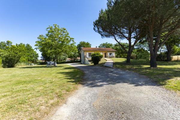 Belle villa 182m² hab avec terrasse, garage et jar - REF. VM461