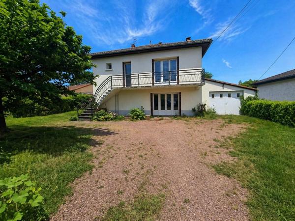 Maison de 102m2 sur 1100m2 de terrain avec 4 chambres.
