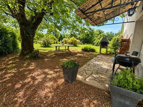Maison de 102m2 sur 1100m2 de terrain avec 4 chambres.