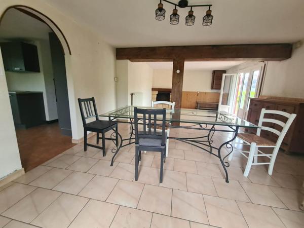 Maison de 102m2 sur 1100m2 de terrain avec 4 chambres.