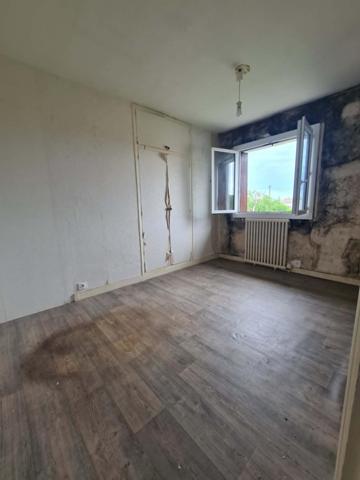 Maison de 102m2 sur 1100m2 de terrain avec 4 chambres.