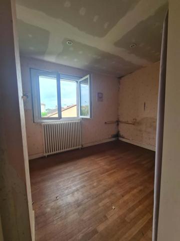 Maison de 102m2 sur 1100m2 de terrain avec 4 chambres.