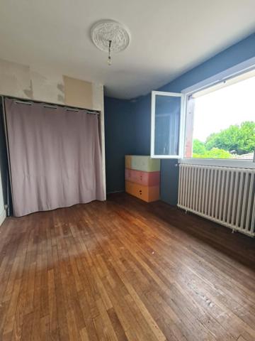 Maison de 102m2 sur 1100m2 de terrain avec 4 chambres.