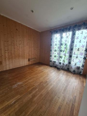 Maison de 102m2 sur 1100m2 de terrain avec 4 chambres.