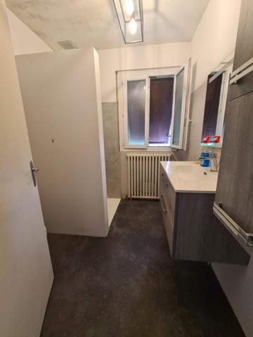 Maison de 102m2 sur 1100m2 de terrain avec 4 chambres.