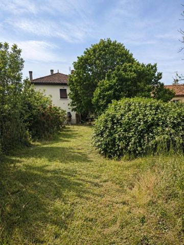 Maison de 102m2 sur 1100m2 de terrain avec 4 chambres.