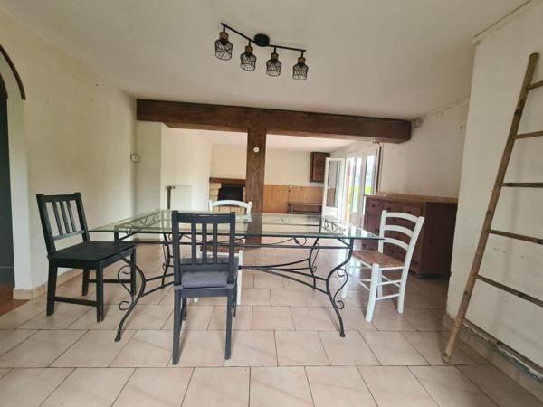 Maison de 102m2 sur 1100m2 de terrain avec 4 chambres.