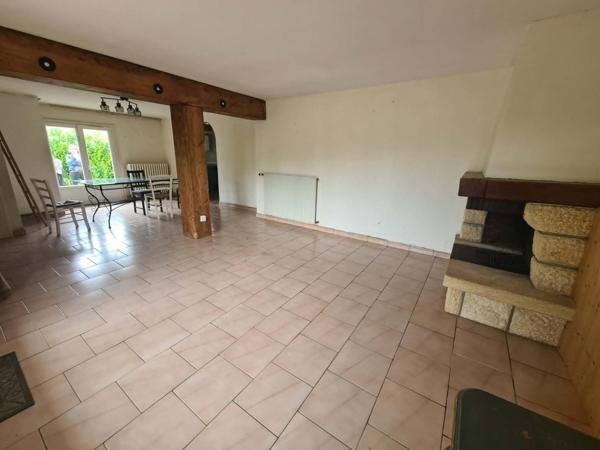 Maison de 102m2 sur 1100m2 de terrain avec 4 chambres.