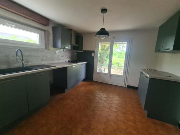 Maison de 102m2 sur 1100m2 de terrain avec 4 chambres.