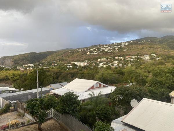 A vendre appartement T3 au centre ville de la Possession avec belle vue montagne.