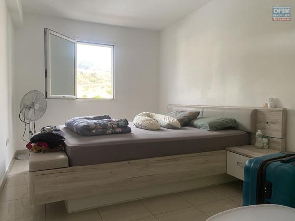 A vendre appartement T3 au centre ville de la Possession avec belle vue montagne.