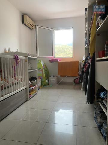 A vendre appartement T3 au centre ville de la Possession avec belle vue montagne.