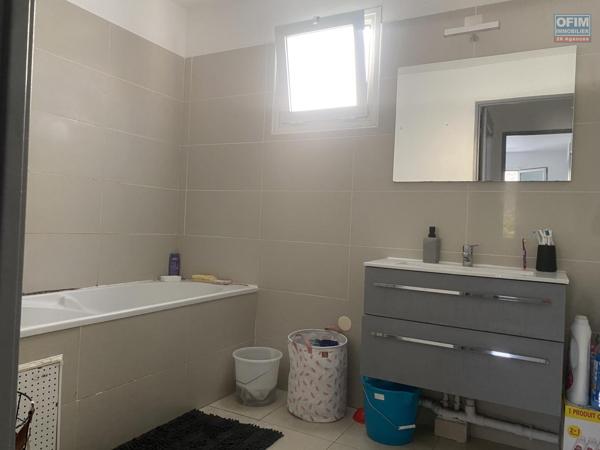 A vendre appartement T3 au centre ville de la Possession avec belle vue montagne.