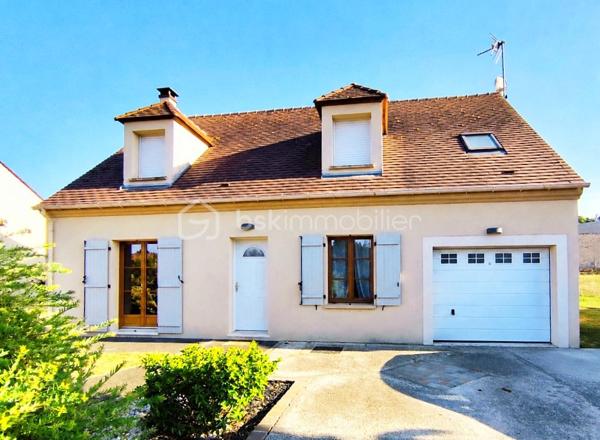 En Exclusivité ** Venez VISITER SANS TARDER cette maison de 2012 édifiée sur un terrain de 650 m² !

Située sur la commune MONTIGNY-LENCOUP, avec commerces de proximité, école et bus (lignes régulières) sur place, à 13km de Nangis (Gare SNCF, PARIS-EST en 45min), collèges et lycée, nombreuses commodités et commerces, ainsi qu'à 12 km de Montereau-Fault-Yonne (Gare SNCF, PARIS-GARE DE LYON en 58min) toutes commodités.

Cette maison d'environ 135m² au sol (environ 120m² habitable), vous offre au rez-de-chaussée un salon-séjour avec cuisine ouverte d'environ 55m² aménagée et équipée avec accès à la terrasse, une chambre avec dressing et un WC indépendant. 
A l'étage vous disposerez d'un pallier desservant trois chambres, une salle de bains ainsi qu'un WC indépendant. 

Garage attenant.
Abri de jardin raccordé à l'électricité.


A l'extérieur vous bénéficierez d'un jardin entièrement clos et d'une terrasse d'environ 50m², ainsi que trois places de stationnement.

Les ++ : 
*Bonne performance énergétique C
*Fibre raccordée
*Chauffage au sol et poêle à granulés
*Système de sécurité
*Adoucisseur d'eau

Tout-à-l’égout. Vide sanitaire.

Maison clé en main, idéale pour une famille à la recherche de confort et de tranquillité !
N'attendez plus, contactez-moi !