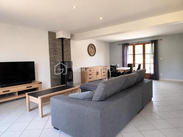 En Exclusivité ** Venez VISITER SANS TARDER cette maison de 2012 édifiée sur un terrain de 650 m² !

Située sur la commune MONTIGNY-LENCOUP, avec commerces de proximité, école et bus (lignes régulières) sur place, à 13km de Nangis (Gare SNCF, PARIS-EST en 45min), collèges et lycée, nombreuses commodités et commerces, ainsi qu'à 12 km de Montereau-Fault-Yonne (Gare SNCF, PARIS-GARE DE LYON en 58min) toutes commodités.

Cette maison d'environ 135m² au sol (environ 120m² habitable), vous offre au rez-de-chaussée un salon-séjour avec cuisine ouverte d'environ 55m² aménagée et équipée avec accès à la terrasse, une chambre avec dressing et un WC indépendant. 
A l'étage vous disposerez d'un pallier desservant trois chambres, une salle de bains ainsi qu'un WC indépendant. 

Garage attenant.
Abri de jardin raccordé à l'électricité.


A l'extérieur vous bénéficierez d'un jardin entièrement clos et d'une terrasse d'environ 50m², ainsi que trois places de stationnement.

Les ++ : 
*Bonne performance énergétique C
*Fibre raccordée
*Chauffage au sol et poêle à granulés
*Système de sécurité
*Adoucisseur d'eau

Tout-à-l’égout. Vide sanitaire.

Maison clé en main, idéale pour une famille à la recherche de confort et de tranquillité !
N'attendez plus, contactez-moi !