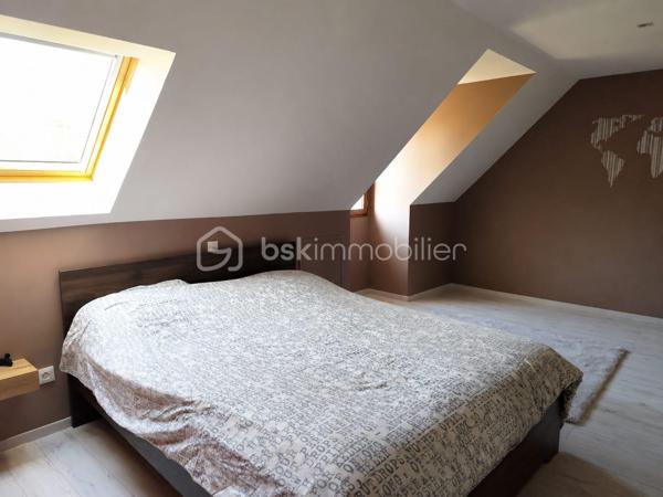 En Exclusivité ** Venez VISITER SANS TARDER cette maison de 2012 édifiée sur un terrain de 650 m² !

Située sur la commune MONTIGNY-LENCOUP, avec commerces de proximité, école et bus (lignes régulières) sur place, à 13km de Nangis (Gare SNCF, PARIS-EST en 45min), collèges et lycée, nombreuses commodités et commerces, ainsi qu'à 12 km de Montereau-Fault-Yonne (Gare SNCF, PARIS-GARE DE LYON en 58min) toutes commodités.

Cette maison d'environ 135m² au sol (environ 120m² habitable), vous offre au rez-de-chaussée un salon-séjour avec cuisine ouverte d'environ 55m² aménagée et équipée avec accès à la terrasse, une chambre avec dressing et un WC indépendant. 
A l'étage vous disposerez d'un pallier desservant trois chambres, une salle de bains ainsi qu'un WC indépendant. 

Garage attenant.
Abri de jardin raccordé à l'électricité.


A l'extérieur vous bénéficierez d'un jardin entièrement clos et d'une terrasse d'environ 50m², ainsi que trois places de stationnement.

Les ++ : 
*Bonne performance énergétique C
*Fibre raccordée
*Chauffage au sol et poêle à granulés
*Système de sécurité
*Adoucisseur d'eau

Tout-à-l’égout. Vide sanitaire.

Maison clé en main, idéale pour une famille à la recherche de confort et de tranquillité !
N'attendez plus, contactez-moi !