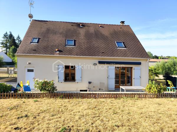 En Exclusivité ** Venez VISITER SANS TARDER cette maison de 2012 édifiée sur un terrain de 650 m² !

Située sur la commune MONTIGNY-LENCOUP, avec commerces de proximité, école et bus (lignes régulières) sur place, à 13km de Nangis (Gare SNCF, PARIS-EST en 45min), collèges et lycée, nombreuses commodités et commerces, ainsi qu'à 12 km de Montereau-Fault-Yonne (Gare SNCF, PARIS-GARE DE LYON en 58min) toutes commodités.

Cette maison d'environ 135m² au sol (environ 120m² habitable), vous offre au rez-de-chaussée un salon-séjour avec cuisine ouverte d'environ 55m² aménagée et équipée avec accès à la terrasse, une chambre avec dressing et un WC indépendant. 
A l'étage vous disposerez d'un pallier desservant trois chambres, une salle de bains ainsi qu'un WC indépendant. 

Garage attenant.
Abri de jardin raccordé à l'électricité.


A l'extérieur vous bénéficierez d'un jardin entièrement clos et d'une terrasse d'environ 50m², ainsi que trois places de stationnement.

Les ++ : 
*Bonne performance énergétique C
*Fibre raccordée
*Chauffage au sol et poêle à granulés
*Système de sécurité
*Adoucisseur d'eau

Tout-à-l’égout. Vide sanitaire.

Maison clé en main, idéale pour une famille à la recherche de confort et de tranquillité !
N'attendez plus, contactez-moi !