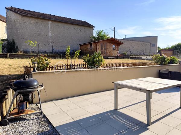 En Exclusivité ** Venez VISITER SANS TARDER cette maison de 2012 édifiée sur un terrain de 650 m² !

Située sur la commune MONTIGNY-LENCOUP, avec commerces de proximité, école et bus (lignes régulières) sur place, à 13km de Nangis (Gare SNCF, PARIS-EST en 45min), collèges et lycée, nombreuses commodités et commerces, ainsi qu'à 12 km de Montereau-Fault-Yonne (Gare SNCF, PARIS-GARE DE LYON en 58min) toutes commodités.

Cette maison d'environ 135m² au sol (environ 120m² habitable), vous offre au rez-de-chaussée un salon-séjour avec cuisine ouverte d'environ 55m² aménagée et équipée avec accès à la terrasse, une chambre avec dressing et un WC indépendant. 
A l'étage vous disposerez d'un pallier desservant trois chambres, une salle de bains ainsi qu'un WC indépendant. 

Garage attenant.
Abri de jardin raccordé à l'électricité.


A l'extérieur vous bénéficierez d'un jardin entièrement clos et d'une terrasse d'environ 50m², ainsi que trois places de stationnement.

Les ++ : 
*Bonne performance énergétique C
*Fibre raccordée
*Chauffage au sol et poêle à granulés
*Système de sécurité
*Adoucisseur d'eau

Tout-à-l’égout. Vide sanitaire.

Maison clé en main, idéale pour une famille à la recherche de confort et de tranquillité !
N'attendez plus, contactez-moi !