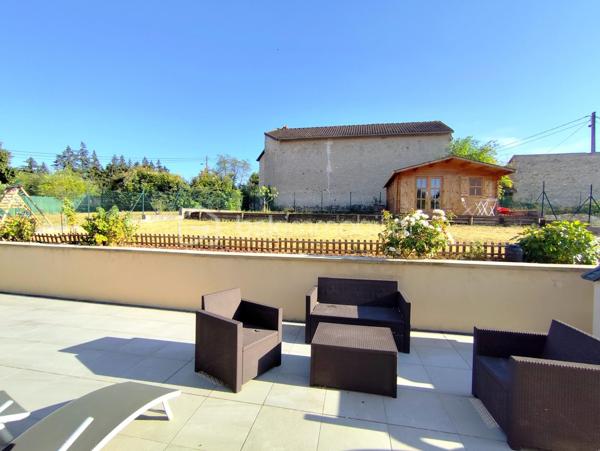 En Exclusivité ** Venez VISITER SANS TARDER cette maison de 2012 édifiée sur un terrain de 650 m² !

Située sur la commune MONTIGNY-LENCOUP, avec commerces de proximité, école et bus (lignes régulières) sur place, à 13km de Nangis (Gare SNCF, PARIS-EST en 45min), collèges et lycée, nombreuses commodités et commerces, ainsi qu'à 12 km de Montereau-Fault-Yonne (Gare SNCF, PARIS-GARE DE LYON en 58min) toutes commodités.

Cette maison d'environ 135m² au sol (environ 120m² habitable), vous offre au rez-de-chaussée un salon-séjour avec cuisine ouverte d'environ 55m² aménagée et équipée avec accès à la terrasse, une chambre avec dressing et un WC indépendant. 
A l'étage vous disposerez d'un pallier desservant trois chambres, une salle de bains ainsi qu'un WC indépendant. 

Garage attenant.
Abri de jardin raccordé à l'électricité.


A l'extérieur vous bénéficierez d'un jardin entièrement clos et d'une terrasse d'environ 50m², ainsi que trois places de stationnement.

Les ++ : 
*Bonne performance énergétique C
*Fibre raccordée
*Chauffage au sol et poêle à granulés
*Système de sécurité
*Adoucisseur d'eau

Tout-à-l’égout. Vide sanitaire.

Maison clé en main, idéale pour une famille à la recherche de confort et de tranquillité !
N'attendez plus, contactez-moi !