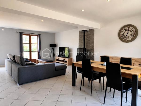 En Exclusivité ** Venez VISITER SANS TARDER cette maison de 2012 édifiée sur un terrain de 650 m² !

Située sur la commune MONTIGNY-LENCOUP, avec commerces de proximité, école et bus (lignes régulières) sur place, à 13km de Nangis (Gare SNCF, PARIS-EST en 45min), collèges et lycée, nombreuses commodités et commerces, ainsi qu'à 12 km de Montereau-Fault-Yonne (Gare SNCF, PARIS-GARE DE LYON en 58min) toutes commodités.

Cette maison d'environ 135m² au sol (environ 120m² habitable), vous offre au rez-de-chaussée un salon-séjour avec cuisine ouverte d'environ 55m² aménagée et équipée avec accès à la terrasse, une chambre avec dressing et un WC indépendant. 
A l'étage vous disposerez d'un pallier desservant trois chambres, une salle de bains ainsi qu'un WC indépendant. 

Garage attenant.
Abri de jardin raccordé à l'électricité.


A l'extérieur vous bénéficierez d'un jardin entièrement clos et d'une terrasse d'environ 50m², ainsi que trois places de stationnement.

Les ++ : 
*Bonne performance énergétique C
*Fibre raccordée
*Chauffage au sol et poêle à granulés
*Système de sécurité
*Adoucisseur d'eau

Tout-à-l’égout. Vide sanitaire.

Maison clé en main, idéale pour une famille à la recherche de confort et de tranquillité !
N'attendez plus, contactez-moi !