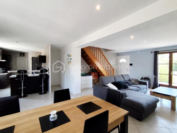 En Exclusivité ** Venez VISITER SANS TARDER cette maison de 2012 édifiée sur un terrain de 650 m² !

Située sur la commune MONTIGNY-LENCOUP, avec commerces de proximité, école et bus (lignes régulières) sur place, à 13km de Nangis (Gare SNCF, PARIS-EST en 45min), collèges et lycée, nombreuses commodités et commerces, ainsi qu'à 12 km de Montereau-Fault-Yonne (Gare SNCF, PARIS-GARE DE LYON en 58min) toutes commodités.

Cette maison d'environ 135m² au sol (environ 120m² habitable), vous offre au rez-de-chaussée un salon-séjour avec cuisine ouverte d'environ 55m² aménagée et équipée avec accès à la terrasse, une chambre avec dressing et un WC indépendant. 
A l'étage vous disposerez d'un pallier desservant trois chambres, une salle de bains ainsi qu'un WC indépendant. 

Garage attenant.
Abri de jardin raccordé à l'électricité.


A l'extérieur vous bénéficierez d'un jardin entièrement clos et d'une terrasse d'environ 50m², ainsi que trois places de stationnement.

Les ++ : 
*Bonne performance énergétique C
*Fibre raccordée
*Chauffage au sol et poêle à granulés
*Système de sécurité
*Adoucisseur d'eau

Tout-à-l’égout. Vide sanitaire.

Maison clé en main, idéale pour une famille à la recherche de confort et de tranquillité !
N'attendez plus, contactez-moi !