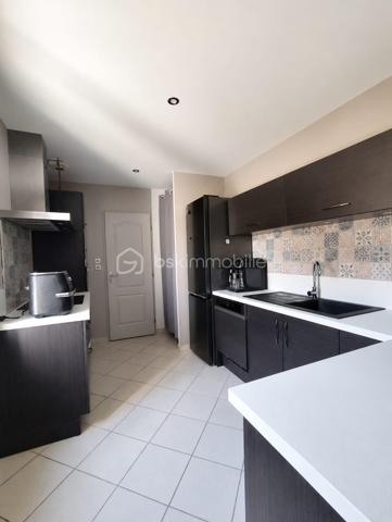 En Exclusivité ** Venez VISITER SANS TARDER cette maison de 2012 édifiée sur un terrain de 650 m² !

Située sur la commune MONTIGNY-LENCOUP, avec commerces de proximité, école et bus (lignes régulières) sur place, à 13km de Nangis (Gare SNCF, PARIS-EST en 45min), collèges et lycée, nombreuses commodités et commerces, ainsi qu'à 12 km de Montereau-Fault-Yonne (Gare SNCF, PARIS-GARE DE LYON en 58min) toutes commodités.

Cette maison d'environ 135m² au sol (environ 120m² habitable), vous offre au rez-de-chaussée un salon-séjour avec cuisine ouverte d'environ 55m² aménagée et équipée avec accès à la terrasse, une chambre avec dressing et un WC indépendant. 
A l'étage vous disposerez d'un pallier desservant trois chambres, une salle de bains ainsi qu'un WC indépendant. 

Garage attenant.
Abri de jardin raccordé à l'électricité.


A l'extérieur vous bénéficierez d'un jardin entièrement clos et d'une terrasse d'environ 50m², ainsi que trois places de stationnement.

Les ++ : 
*Bonne performance énergétique C
*Fibre raccordée
*Chauffage au sol et poêle à granulés
*Système de sécurité
*Adoucisseur d'eau

Tout-à-l’égout. Vide sanitaire.

Maison clé en main, idéale pour une famille à la recherche de confort et de tranquillité !
N'attendez plus, contactez-moi !