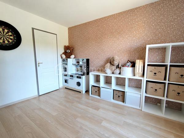 En Exclusivité ** Venez VISITER SANS TARDER cette maison de 2012 édifiée sur un terrain de 650 m² !

Située sur la commune MONTIGNY-LENCOUP, avec commerces de proximité, école et bus (lignes régulières) sur place, à 13km de Nangis (Gare SNCF, PARIS-EST en 45min), collèges et lycée, nombreuses commodités et commerces, ainsi qu'à 12 km de Montereau-Fault-Yonne (Gare SNCF, PARIS-GARE DE LYON en 58min) toutes commodités.

Cette maison d'environ 135m² au sol (environ 120m² habitable), vous offre au rez-de-chaussée un salon-séjour avec cuisine ouverte d'environ 55m² aménagée et équipée avec accès à la terrasse, une chambre avec dressing et un WC indépendant. 
A l'étage vous disposerez d'un pallier desservant trois chambres, une salle de bains ainsi qu'un WC indépendant. 

Garage attenant.
Abri de jardin raccordé à l'électricité.


A l'extérieur vous bénéficierez d'un jardin entièrement clos et d'une terrasse d'environ 50m², ainsi que trois places de stationnement.

Les ++ : 
*Bonne performance énergétique C
*Fibre raccordée
*Chauffage au sol et poêle à granulés
*Système de sécurité
*Adoucisseur d'eau

Tout-à-l’égout. Vide sanitaire.

Maison clé en main, idéale pour une famille à la recherche de confort et de tranquillité !
N'attendez plus, contactez-moi !