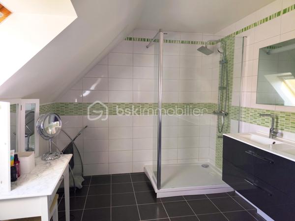 En Exclusivité ** Venez VISITER SANS TARDER cette maison de 2012 édifiée sur un terrain de 650 m² !

Située sur la commune MONTIGNY-LENCOUP, avec commerces de proximité, école et bus (lignes régulières) sur place, à 13km de Nangis (Gare SNCF, PARIS-EST en 45min), collèges et lycée, nombreuses commodités et commerces, ainsi qu'à 12 km de Montereau-Fault-Yonne (Gare SNCF, PARIS-GARE DE LYON en 58min) toutes commodités.

Cette maison d'environ 135m² au sol (environ 120m² habitable), vous offre au rez-de-chaussée un salon-séjour avec cuisine ouverte d'environ 55m² aménagée et équipée avec accès à la terrasse, une chambre avec dressing et un WC indépendant. 
A l'étage vous disposerez d'un pallier desservant trois chambres, une salle de bains ainsi qu'un WC indépendant. 

Garage attenant.
Abri de jardin raccordé à l'électricité.


A l'extérieur vous bénéficierez d'un jardin entièrement clos et d'une terrasse d'environ 50m², ainsi que trois places de stationnement.

Les ++ : 
*Bonne performance énergétique C
*Fibre raccordée
*Chauffage au sol et poêle à granulés
*Système de sécurité
*Adoucisseur d'eau

Tout-à-l’égout. Vide sanitaire.

Maison clé en main, idéale pour une famille à la recherche de confort et de tranquillité !
N'attendez plus, contactez-moi !