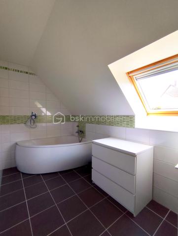 En Exclusivité ** Venez VISITER SANS TARDER cette maison de 2012 édifiée sur un terrain de 650 m² !

Située sur la commune MONTIGNY-LENCOUP, avec commerces de proximité, école et bus (lignes régulières) sur place, à 13km de Nangis (Gare SNCF, PARIS-EST en 45min), collèges et lycée, nombreuses commodités et commerces, ainsi qu'à 12 km de Montereau-Fault-Yonne (Gare SNCF, PARIS-GARE DE LYON en 58min) toutes commodités.

Cette maison d'environ 135m² au sol (environ 120m² habitable), vous offre au rez-de-chaussée un salon-séjour avec cuisine ouverte d'environ 55m² aménagée et équipée avec accès à la terrasse, une chambre avec dressing et un WC indépendant. 
A l'étage vous disposerez d'un pallier desservant trois chambres, une salle de bains ainsi qu'un WC indépendant. 

Garage attenant.
Abri de jardin raccordé à l'électricité.


A l'extérieur vous bénéficierez d'un jardin entièrement clos et d'une terrasse d'environ 50m², ainsi que trois places de stationnement.

Les ++ : 
*Bonne performance énergétique C
*Fibre raccordée
*Chauffage au sol et poêle à granulés
*Système de sécurité
*Adoucisseur d'eau

Tout-à-l’égout. Vide sanitaire.

Maison clé en main, idéale pour une famille à la recherche de confort et de tranquillité !
N'attendez plus, contactez-moi !