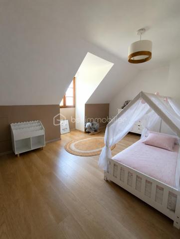 En Exclusivité ** Venez VISITER SANS TARDER cette maison de 2012 édifiée sur un terrain de 650 m² !

Située sur la commune MONTIGNY-LENCOUP, avec commerces de proximité, école et bus (lignes régulières) sur place, à 13km de Nangis (Gare SNCF, PARIS-EST en 45min), collèges et lycée, nombreuses commodités et commerces, ainsi qu'à 12 km de Montereau-Fault-Yonne (Gare SNCF, PARIS-GARE DE LYON en 58min) toutes commodités.

Cette maison d'environ 135m² au sol (environ 120m² habitable), vous offre au rez-de-chaussée un salon-séjour avec cuisine ouverte d'environ 55m² aménagée et équipée avec accès à la terrasse, une chambre avec dressing et un WC indépendant. 
A l'étage vous disposerez d'un pallier desservant trois chambres, une salle de bains ainsi qu'un WC indépendant. 

Garage attenant.
Abri de jardin raccordé à l'électricité.


A l'extérieur vous bénéficierez d'un jardin entièrement clos et d'une terrasse d'environ 50m², ainsi que trois places de stationnement.

Les ++ : 
*Bonne performance énergétique C
*Fibre raccordée
*Chauffage au sol et poêle à granulés
*Système de sécurité
*Adoucisseur d'eau

Tout-à-l’égout. Vide sanitaire.

Maison clé en main, idéale pour une famille à la recherche de confort et de tranquillité !
N'attendez plus, contactez-moi !
