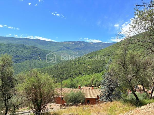 Terrain de 3 077 m²