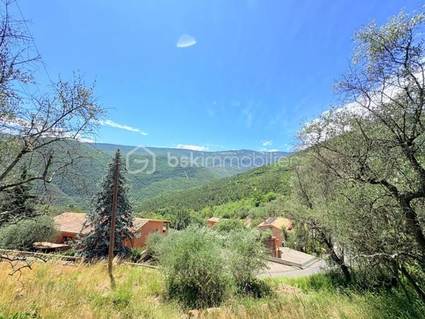 Terrain de 3 077 m²