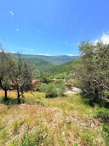 Terrain de 3 077 m²